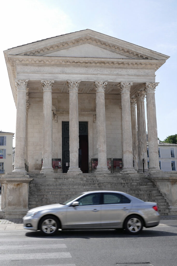 Conducteur à Beaucaire utilisant sa voiture au quotidien avec une assurance auto adaptée à son profil