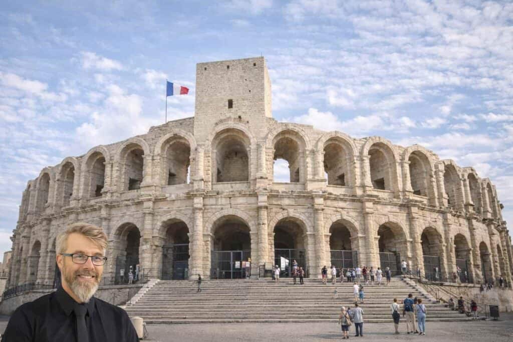 assurances bouches-du-Rhône devant les arènes de arles