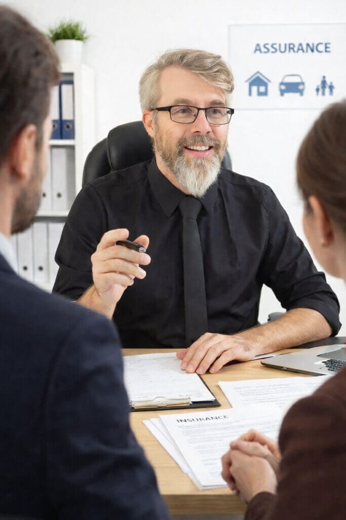 courtier en assurance répond aux questions des clients